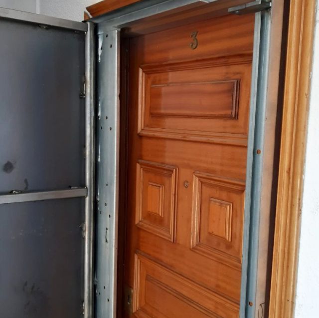 puerta antiokupa